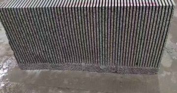 永州芝麻白毛板荒料切割